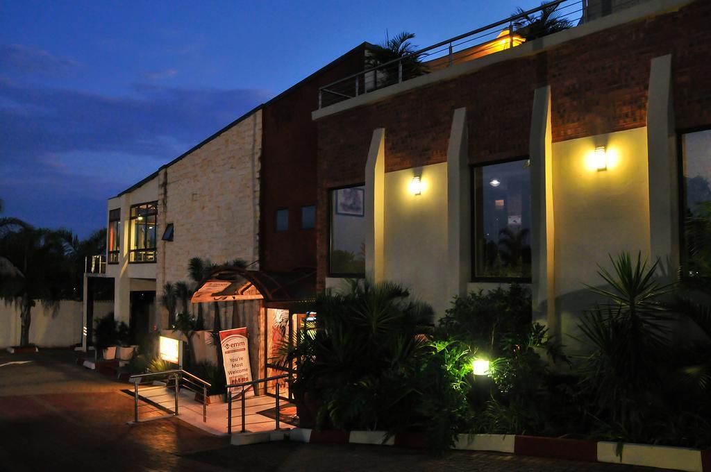 2Ten Hotel Sibasa Buitenkant foto